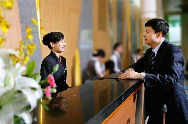 酒店前臺工資不高，為何還有眾多女孩涌入？大堂經理道出背后緣由